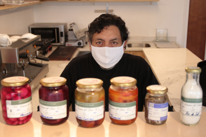 En la pandemia abrió la primera tienda exclusiva de los productos de la cooperativa. El chef Mauricio Acuña los utiliza en el menú del restaurante, Salnés.