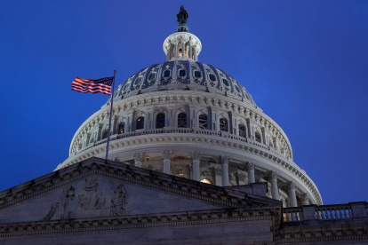 Washington (United States), 06/01/2021.- The US Capitol at dusk as a curfew begins after pro-Trump protesters stormed the grounds leading to chaos, in Washington, DC, USA, 06 January 2021. Various groups of Trump supporters have broken into the US Capitol and rioted as Congress prepares to meet and certify the results of the 2020 US Presidential election. (Protestas, Disturbios, Estados Unidos) EFE/EPA/MICHAEL REYNOLDS