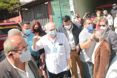 En los exteriores de centro penitenciario se ubicaron vallas y un buen contingente policial para contener a los simpatizantes del expresidente.