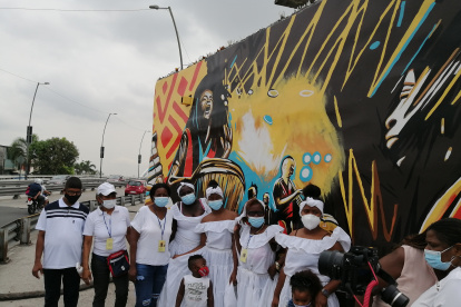 Comunidad. Integrantes de asociaciones acudieron a la inauguración de los murales.