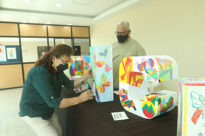 Barbara Velasteguí una de las personas que participa en los talleres de arte y pintura para adultos mayores.