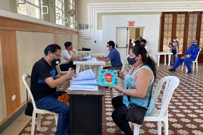 Los portafolios escolares son entregados por los padres de familia en las instituciones educativas.