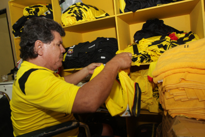 Trabajo. Bernabé Zambrano en la sala de utilería del Monumental, donde laboró hasta el 2019.