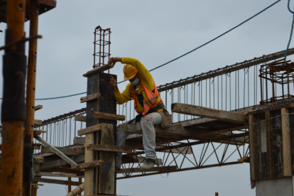 Los obreros trabajan en la nueva edificación de la UPS en el Campus María Auxiliadora, vía a la Costa.