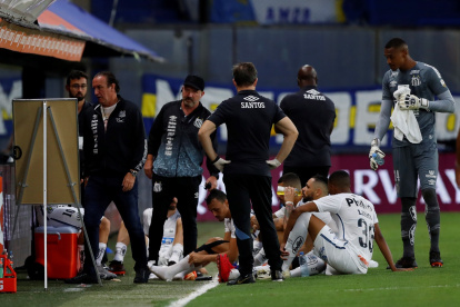 Los jugadores de Santos no fueron al camerino en el descanso, prefirieron quedarse en un lugar abierto