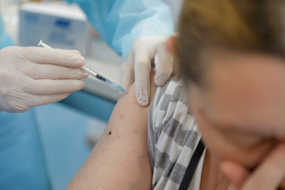 Belgrade (Serbia), 08/01/2021.- A medical staff member is administered the Pfizer-BioNTech COVID-19 vaccine during a medical staff members vaccination at the Batajnica Covid hospital in Belgrade, Serbia, 08 January 2021. Serbia began its coronavirus disease (COVID-19) vaccination campaign of elderly and medical workers on 24 December 2020. (Belgrado) EFE/EPA/MARKO DJOKOVIC