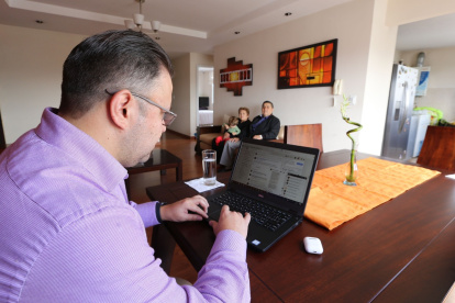 La empresa privada incentiva el teletrabajo en todas las áreas posibles.
