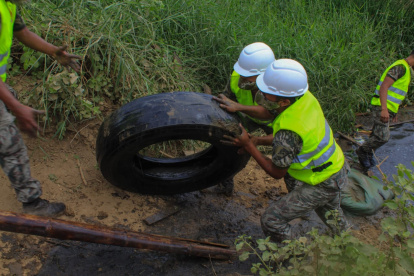 Militares neutralizando los pasos ilegales hallados en Tumbes.