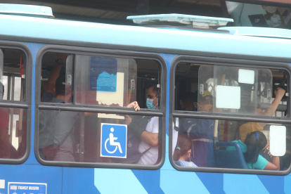 La metrovía siempre está llena. Tanto en sus paradas como en sus unidades.