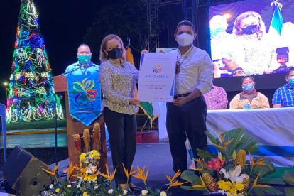 La ministra de Turismo, Rosi Prado de Holguín, entregó el reconocimiento.