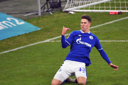 Mathew Hoppe, delantero del Schalke, celebra uno de sus goles en el triunfo.