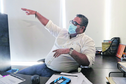 El funcionario Nicolás Andrade, en su oficina, en la Dirección de Riego de la Prefectura.