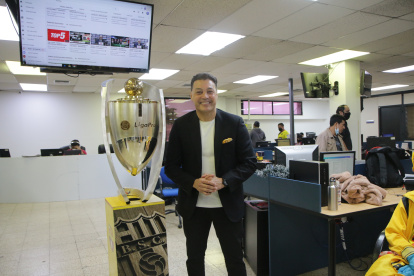 Carlos Alfaro Moreno, presidente de Barcelona, en la redacción de Diario EXPRESO con el trofeo de la LigaPro.

PERIODISTA : JERSON RUIZ 

FECHA : 06/01/2021 

Agencia (ag-extra)