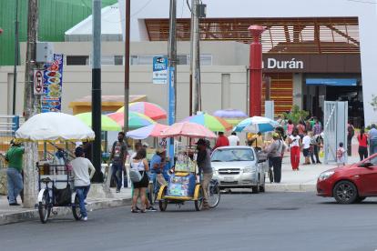 Estación. Al pie de la Aerovía, en el cantón Durán, se han apostado vendedores informales.