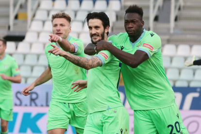 Luis Alberto (centro) celebra con Felipe Caicedo (derecha) y Ciro Immobile (izquierda) el primer gol del partido.