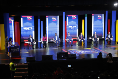La Casa de la Cultura Ecuatoriana en Quito fue la sede del encuentro que hoy tiene una segunda parte con otros siete candidatos.