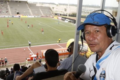 Paco Álvarez fue uno de los primeros coleccionistas de camisetas de equipos de fútbol en el país.