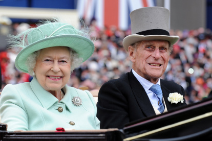 Ascot (United Kingdom), 19/06/2012.- (FILE) - Britain"s Queen Elizabeth II (L) and her husband Prince Philip, Duke of Edinburgh arrive to attend Ladies Day at Royal Ascot race meeting, in Ascot, Britain, 21 June 2012 (reissued 09 January 2021). According to Buckingham palace, the royal couple have received vaccinations against COVID-19. (Reino Unido, Edimburgo) EFE/EPA/ANDY RAIN *** Local Caption *** 53893779