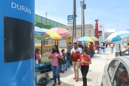 De todo. Desde maduro con queso hasta aguas frescas, a la venta.