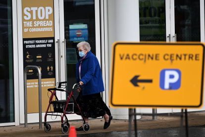 Una mujer sale de un centro de vacunación masiva en Empton, Reino Unido.