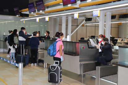 Viajeros piden información en los counter del aeropuerto internacional Mariscal Sucre, en Quito.