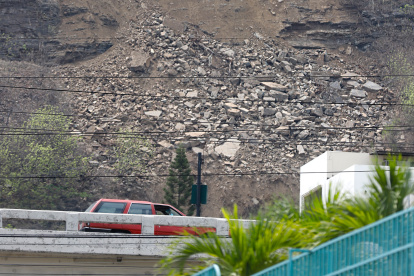 El desprendimiento de piuedras y tierra en el cerro Paraíso, a la altura de la avenida Carlos Julio Arosemena y Monjas.