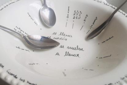 La exposición indaga en la familia, la memoria y el silencio.