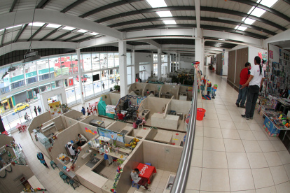 Además del riesgo contra incendios, los comerciantes indican que hay goteras y otros desperfectos.