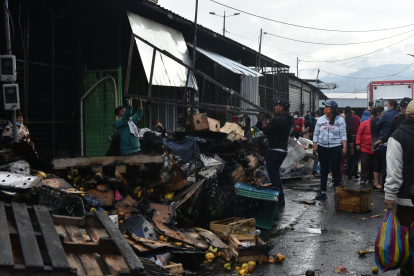 El sábado, un incendio arrasó con 28 puestos de frutas en el mercado de mayoristas, al sur de Quito. Los comerciantes perdieron un promedio de $ 6.000 por puesto.