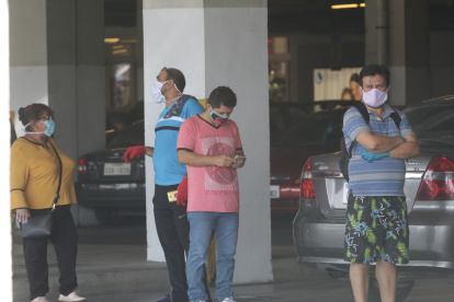 Las personas tienen que habituarse al uso de las mascarillas, lavado de manos y al distanciamiento social para convivir con la pandemia de la Covid-19.