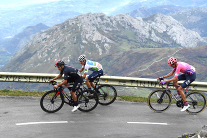 Richard Carapaz (i) sigue siendo la principal carta del ciclismo ecuatoriano.