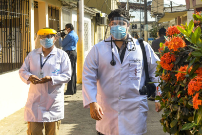 Médicos van puerta a puerta para llevara a cabo la campaña de desparasitación.