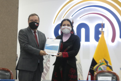 El presidente del COE Nacional, Juan Zapata, presentó a la presidenta del CNE, Diana Atamaint la propuesta de bioseguridad para las elecciones del 7  de febrero.