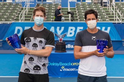 Ariel Behar y Gonzalo Escobar tras coronarse campeones en dobles del ATP de Delray Beach.