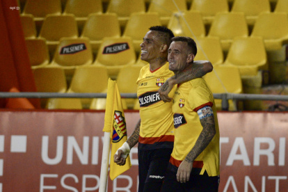 Damián Díaz (d) y Jonatan Álvez tenían los sueldos más elevados en Barcelona. El segundo ya se fue.