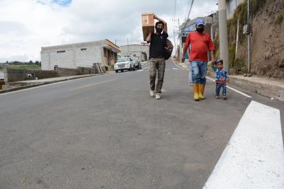 El Barrio San Carlos del sur un tramo de via fue entregado asfaltado y adoquinado mientras en otro extremo no corren con las misma suerte y mantienen los caminos de tierra.