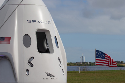 La cápsula Dragon antes de lanzarse en el cohete Falcon 9 de SpaceX desde el Complejo de Lanzamiento 39A en el Centro Espacial Kennedy de la NASA en Florida.