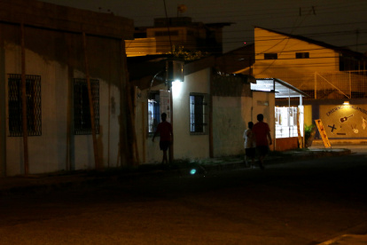 Oscuridad. Los delincuentes aprovechan la falta de iluminación para atacar a una víctima.