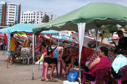Turismo. En un mismo espacio están las embarcaciones de pescadores y los turistas que llegan a Villamil Playas.