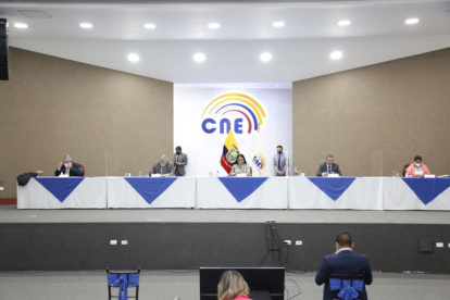 El CNE mantiene una reunión la noche de este 13 de enero. En el encuentro, la presidenta Atamaint dijo que las elecciones no serán aplazadas.