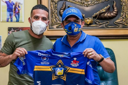 Robert Burbano (i), lateral del Delfín, vestirá por segunda vez la camiseta de ese club.