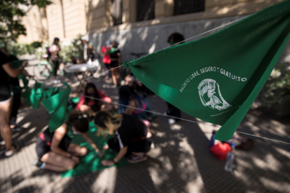 Un grupo de mujeres participa hoy en un "pañuelazo" frente a la sede central de la Universidad Católica de Chile en Santiago (Chile).