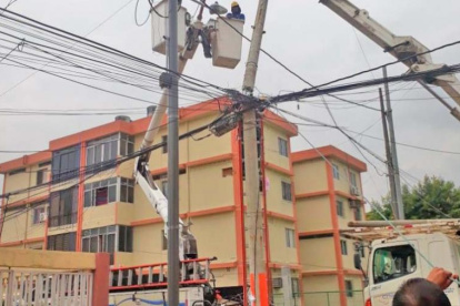 Cuarenta y un nuevos travesaños metálicos son instalados en esta zona del norte de Guayaquil, donde se vienen ejecutando obras de regeneración urbana.