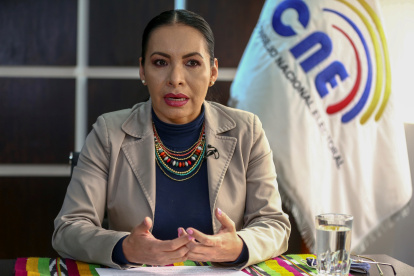 El la imagen un registro de la presidenta del Consejo Nacional Electoral (CNE) de Ecuador, Diana Atamaint, durante una entrevista.