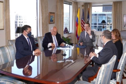 Las autoridades ecuatorianas junto al personal de DCF en Estados Unidos.