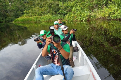 Fotografía sin fechar y cedida por el ministerio de Ambiente que muestra a voluntarios, técnicos y expertos mientras hacen un seguimiento de aves en la reserva de la biosfera del Yasuni (Ecuador)