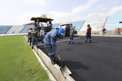 Una cuadrilla colocó la primera capa asfáltica donde irá el material sintético.