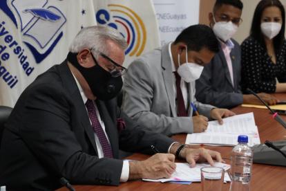 Los representantes de la Universidad de Guayaquil y de la Dirección Provincial Electoral de Guayas firmaron el convenio.