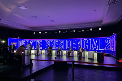 El debate de hoy se realiza en las instalaciones de la UEES.
