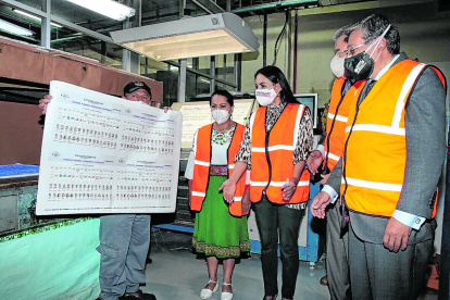 El pasado miércoles, los funcionarios del CNE constataron el avance en la impresión de papeletas en el IGM.